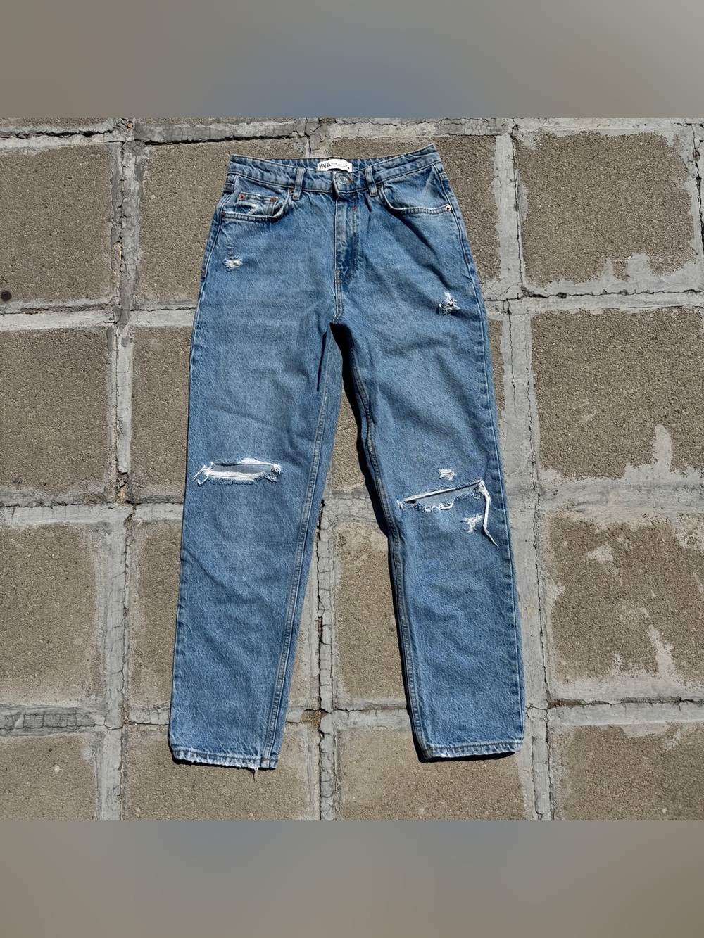 Zara Distressed The 90’s Mom Fit Jeans